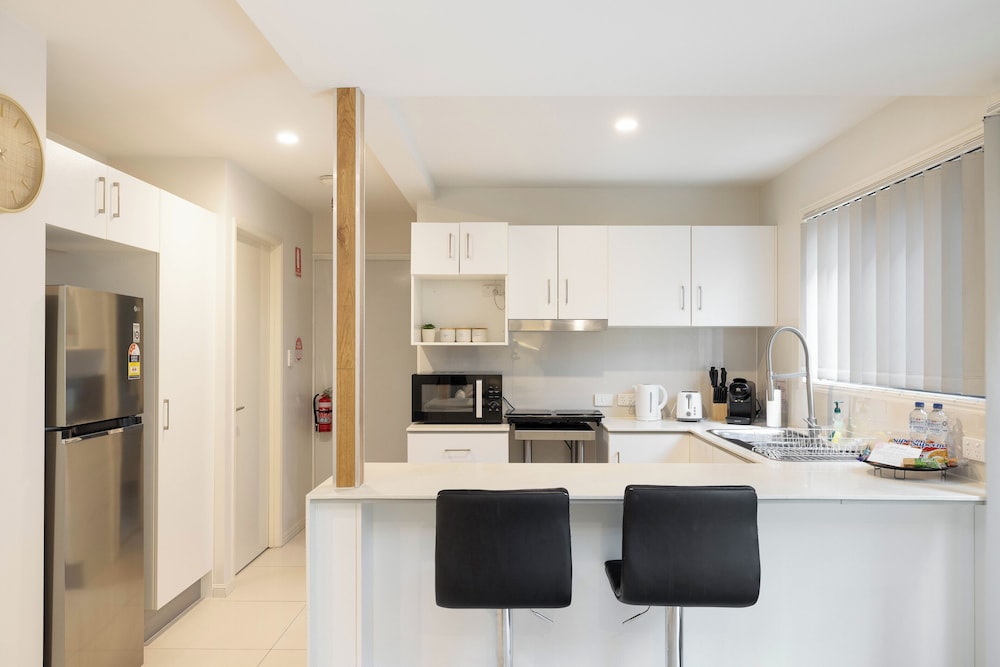 Smart Suites Self Check-in Apartments - 144 Dixon