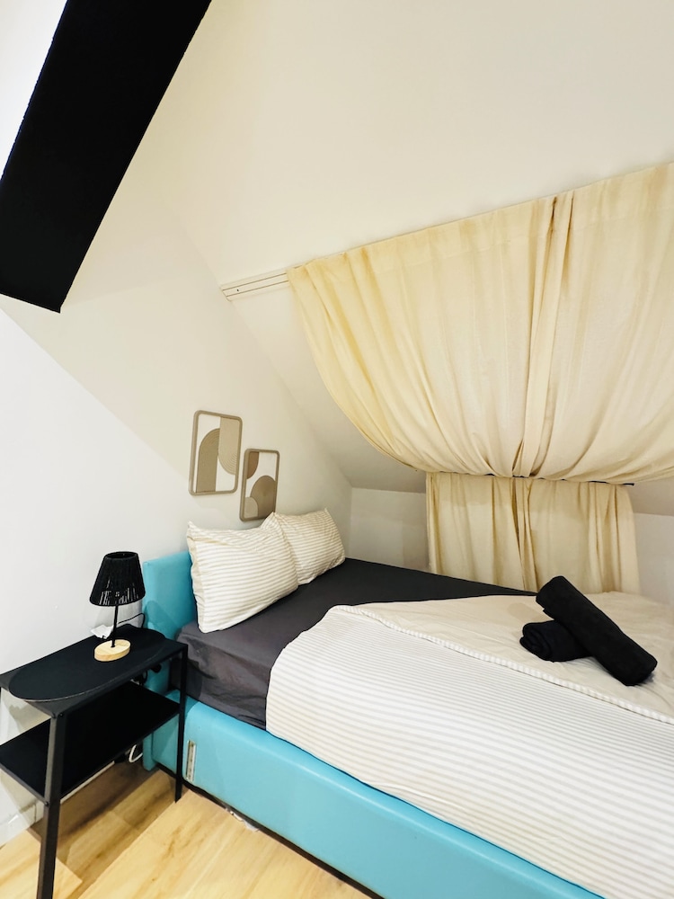 Comfortable 5 BR Apt near Schonbrunn