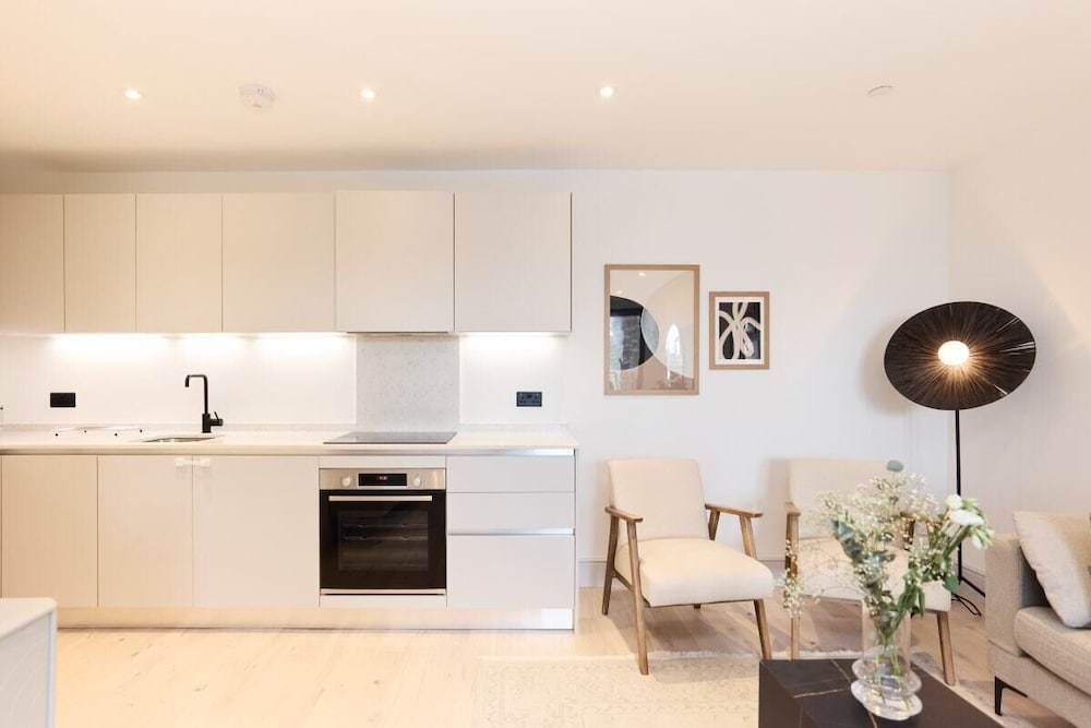The South Wimbledon Escape - Lovely 3bdr With Balcony