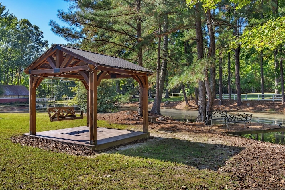 Pet-friendly 3BR Lake House Firepit + Pier