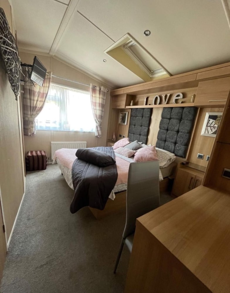 Tattershall Lakeside Lodge - Tranquil Retreat view 2