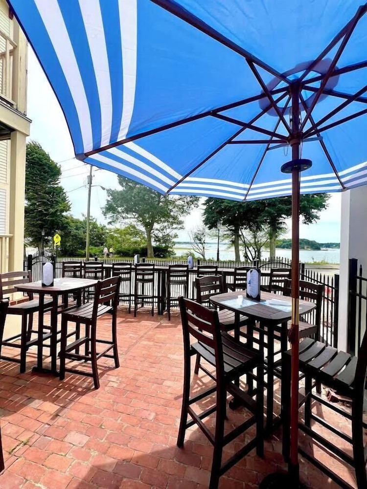 The Glen Cove Hotel & Restaurant