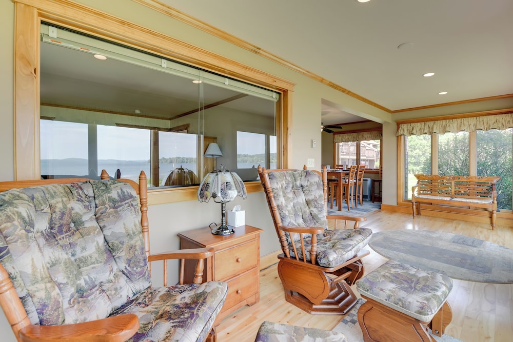 Pool Access: Waterfront Lake Memphremagog Condo!
