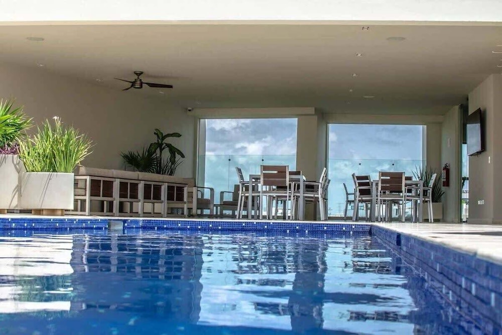 1 Br. Steps From the Beach Roof W/ocean View