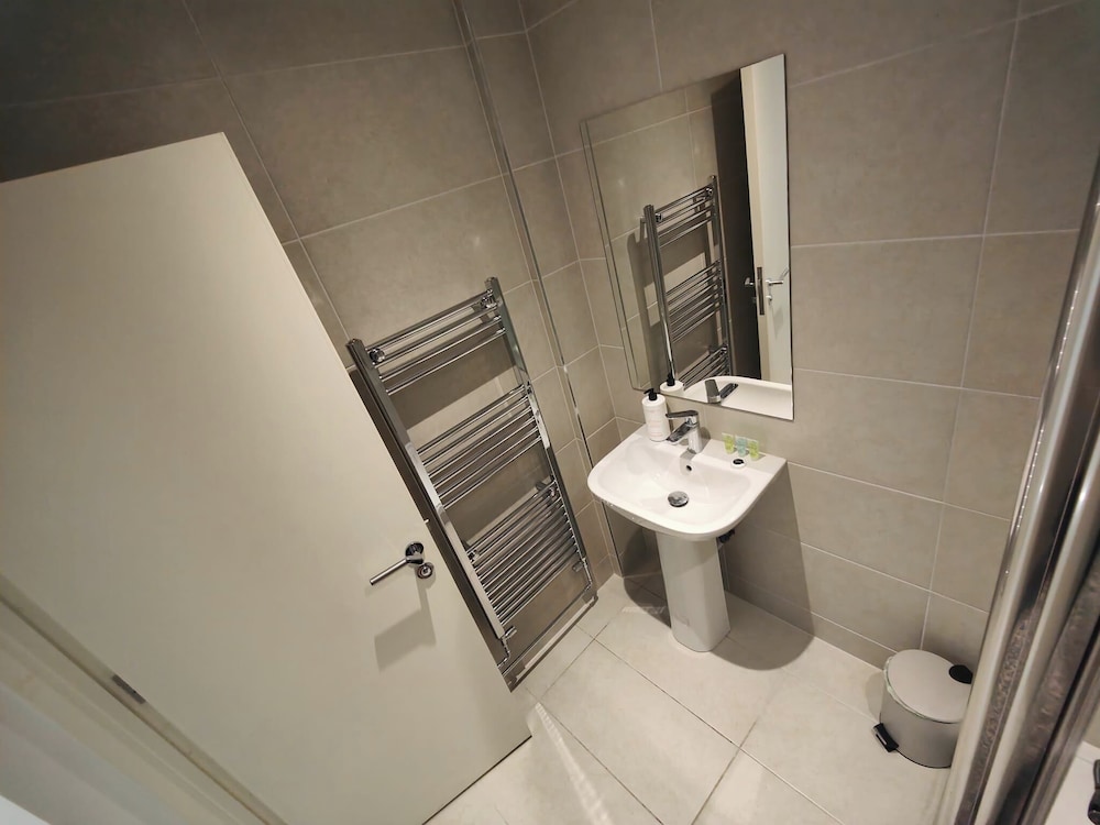 Leeds 3 Bed En-suites Apartment Retreat- Sleeps 9