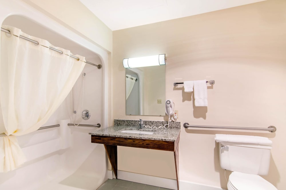 Quality Inn & Suites Carthage near Precious Moments Chapel