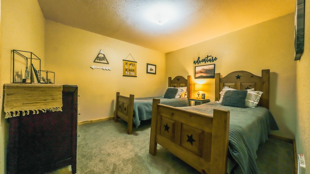 Larch Lodge Secluded Cabin! view 3