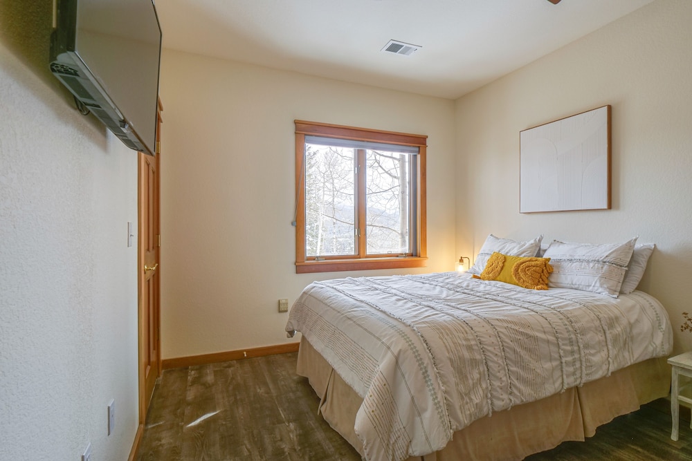 Winter Park Condo w/ Balcony & Mtn Views!