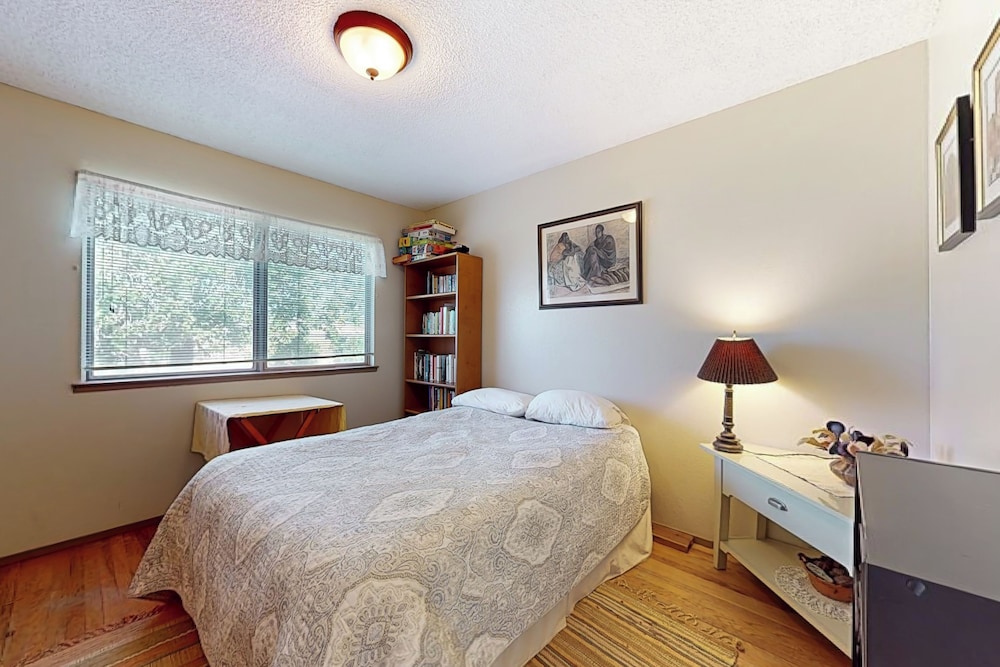 4BR Sierras-view Home w/ Pool & A/C - Dogs OK