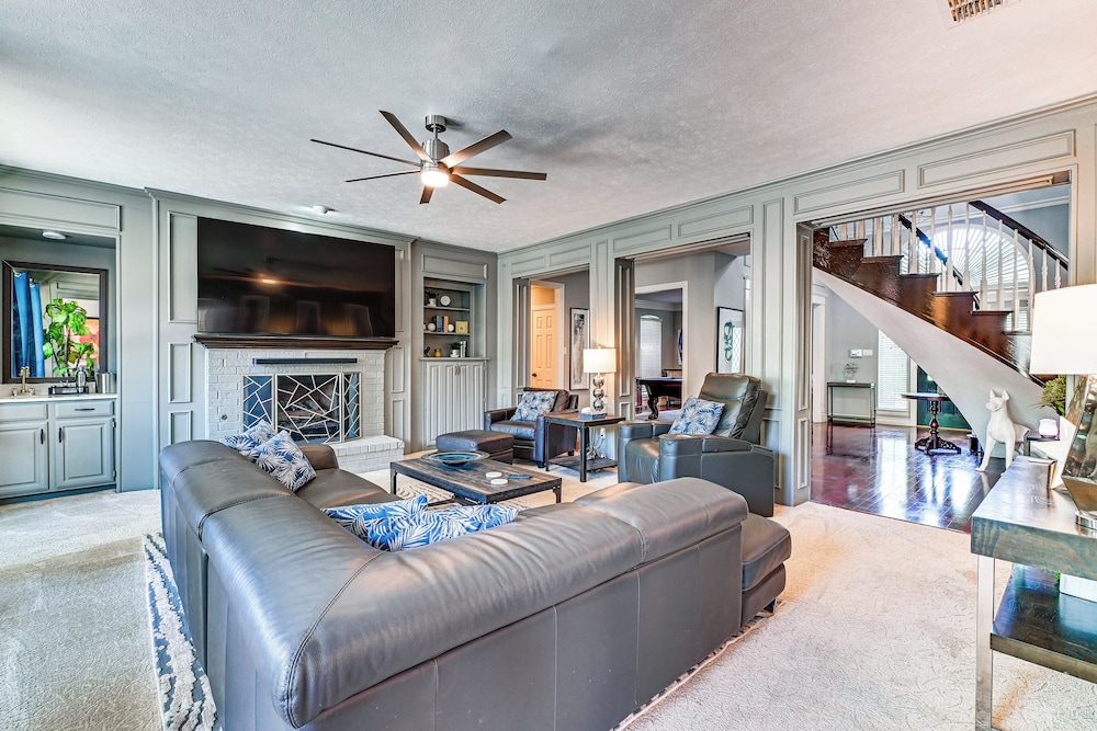 Relax By Pool, Soak in Hot Tub: Plano Home