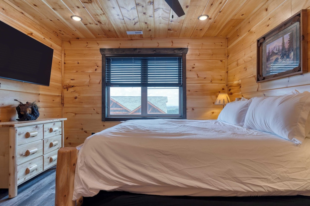 All Fun & Games by Avantstay Indoor Pool, Game Room, Theater, Mountain Views Near Pigeon Forge & Dollywood