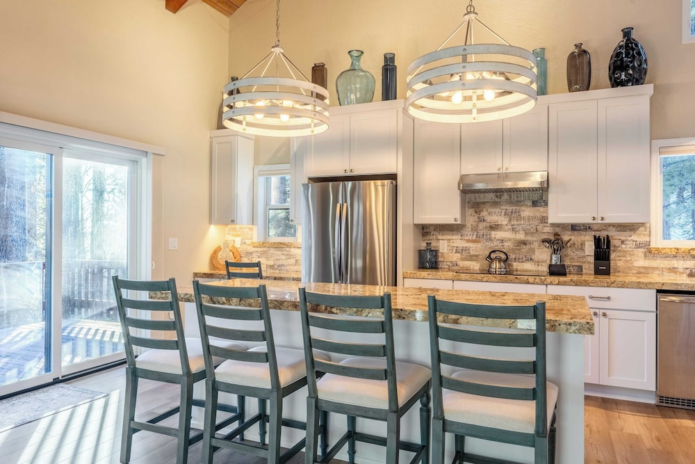 Views + Mins to Skiing, Lake, & Incline Village Incline Serenity by Avantstay