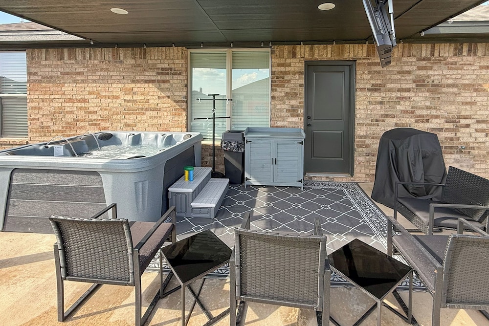 Hot Tub & Game Room: 'raider Resort' in Lubbock