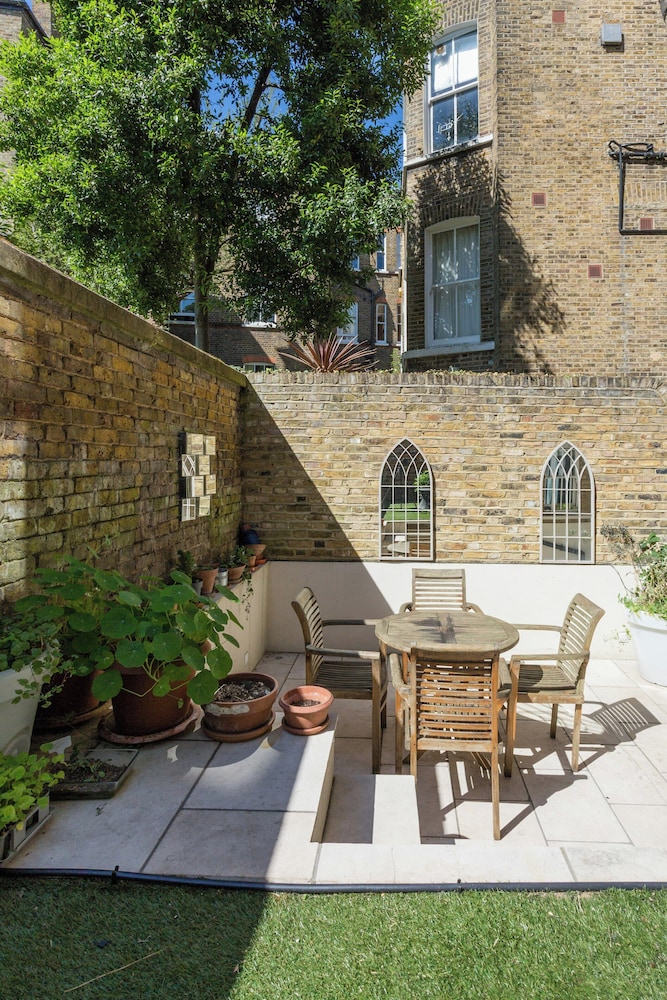 Holland Park Avenue VII by Onefinestay