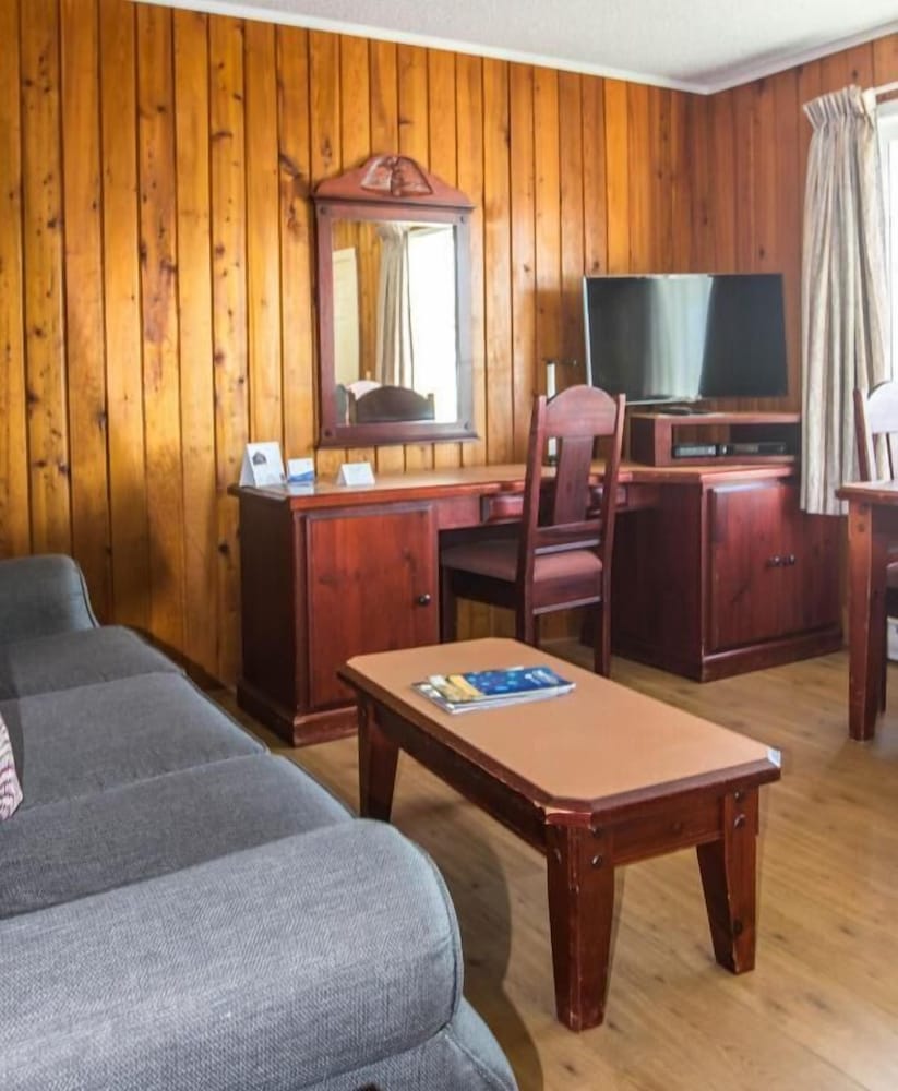 The Cedarwood Inn & Suites