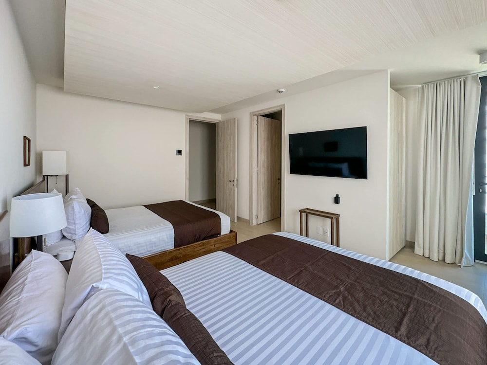 5BR Beachfront Luxury Condo