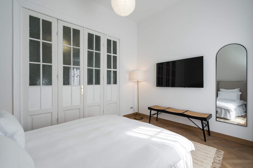 Calea 3BR Victoriei Stunner - Two Living Rooms - Balconies on the Avenue