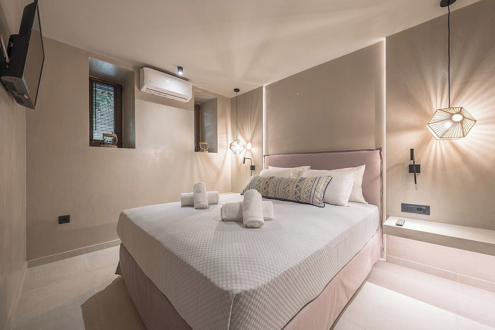 Apollonos 28 Luxury Suites