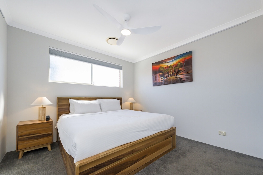 Stylish 3-bed Townhouse With Courtyard & BBQ
