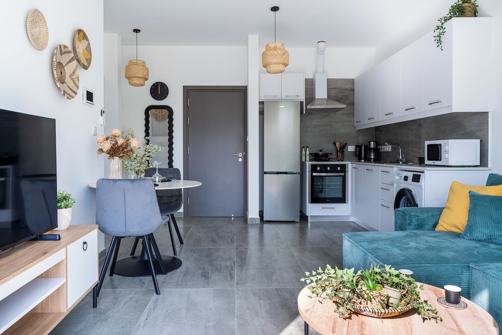 Azoria - Stylish 1-BR Apartment in Kiti