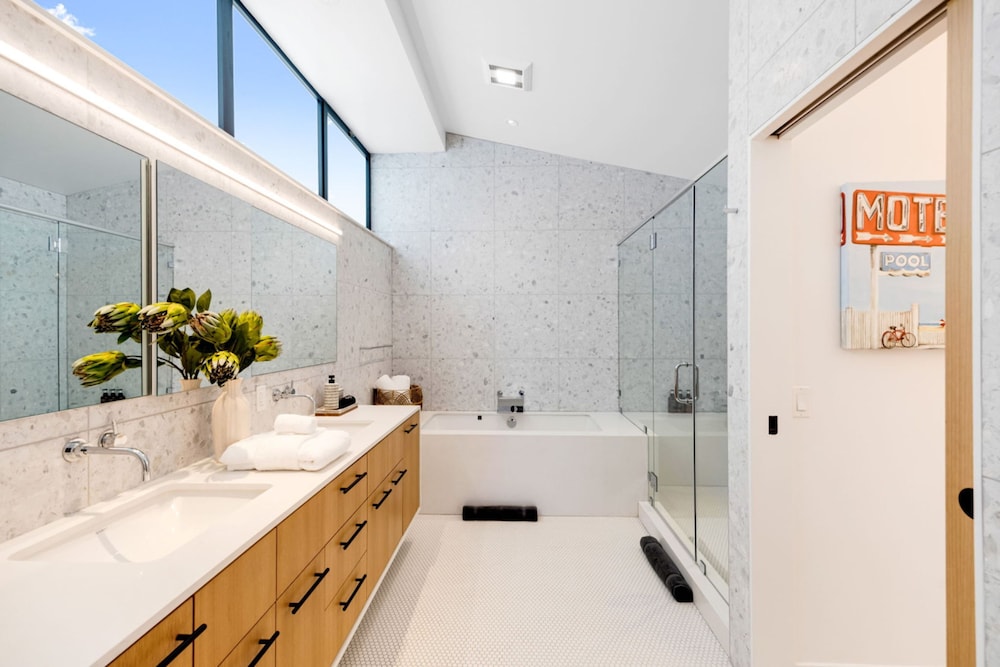 The Santa Monica Sunset - Beachfront Luxury