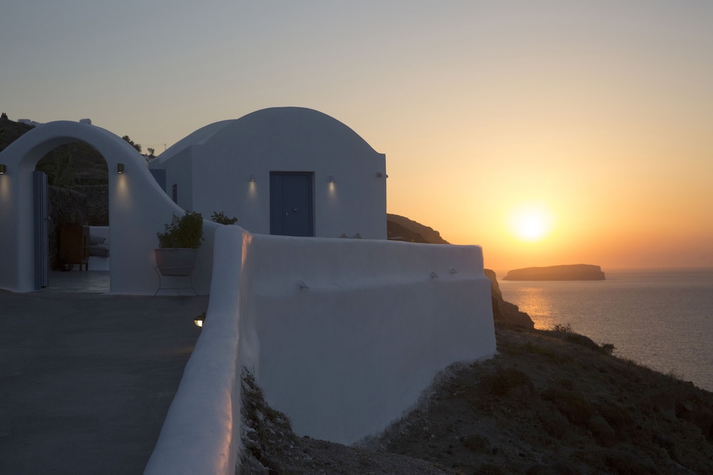 Akrotiri Cove