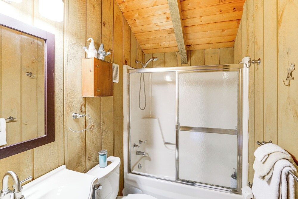 5 Mi to Ski: Family-friendly Home in West Dover!