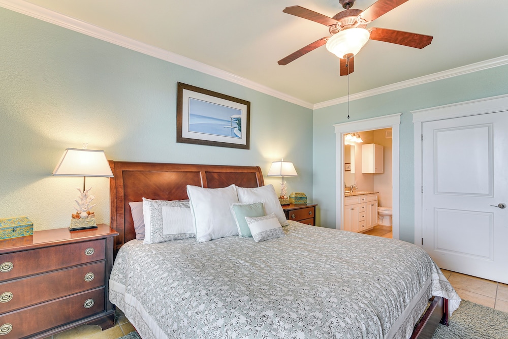 Walk to Beach: Condo w/ Bay View in Galveston