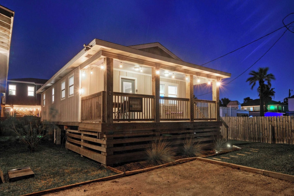 Dual Port A Cottages 2 Complete Homes Walk to the Beach + Patio Fully-equipped Kitchens