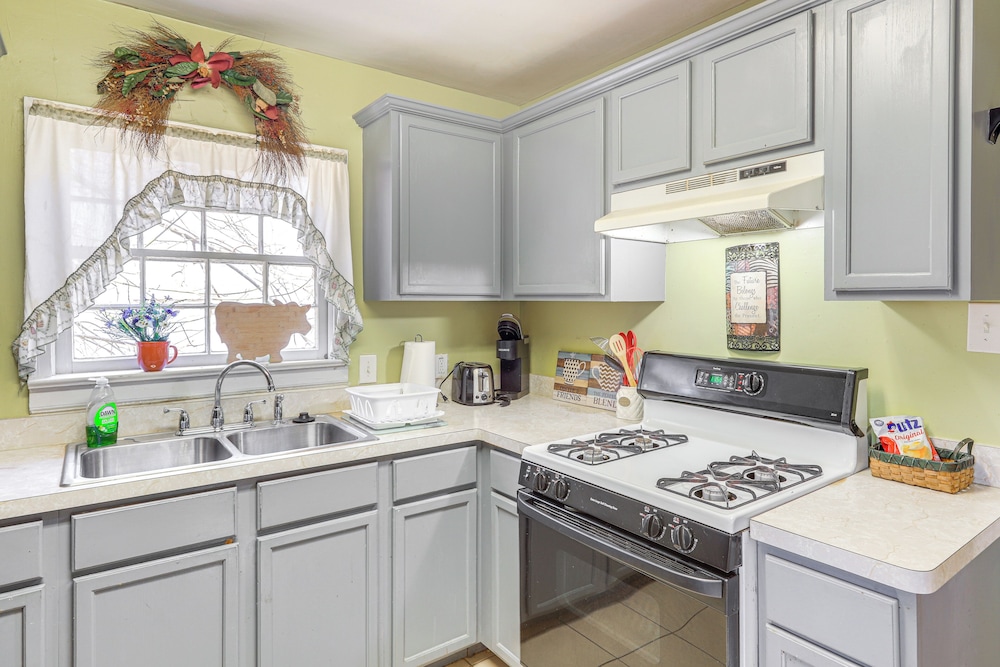 Half-mi to Pool & Golf: Atlanta Home w/ Veranda!