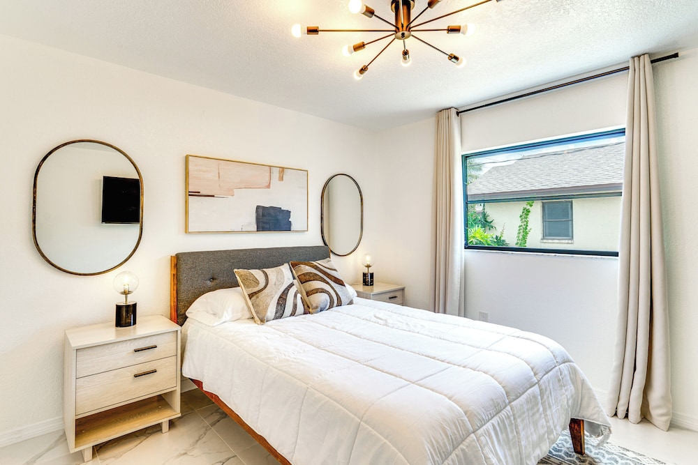 Group Getaway: Luxe Lakeside Gem in Port Charlotte