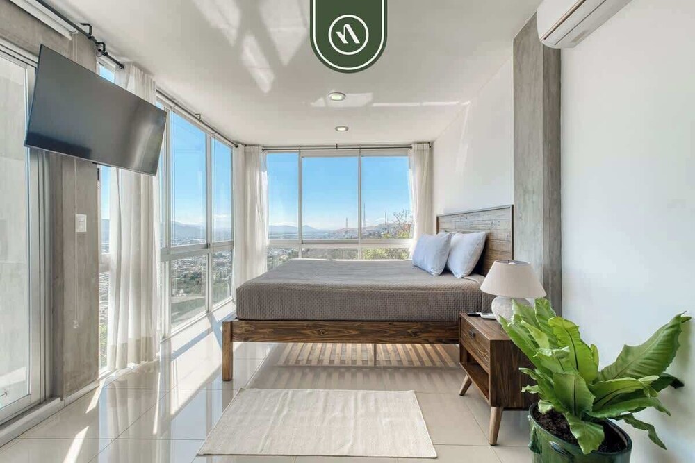 3 BR Condo - Panoramic Views - 5 Min to Downtown
