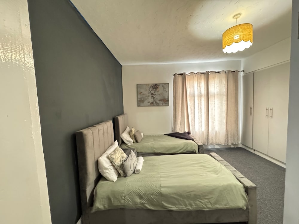 Manchester - House - Sleeps 6 - Parking - Garden