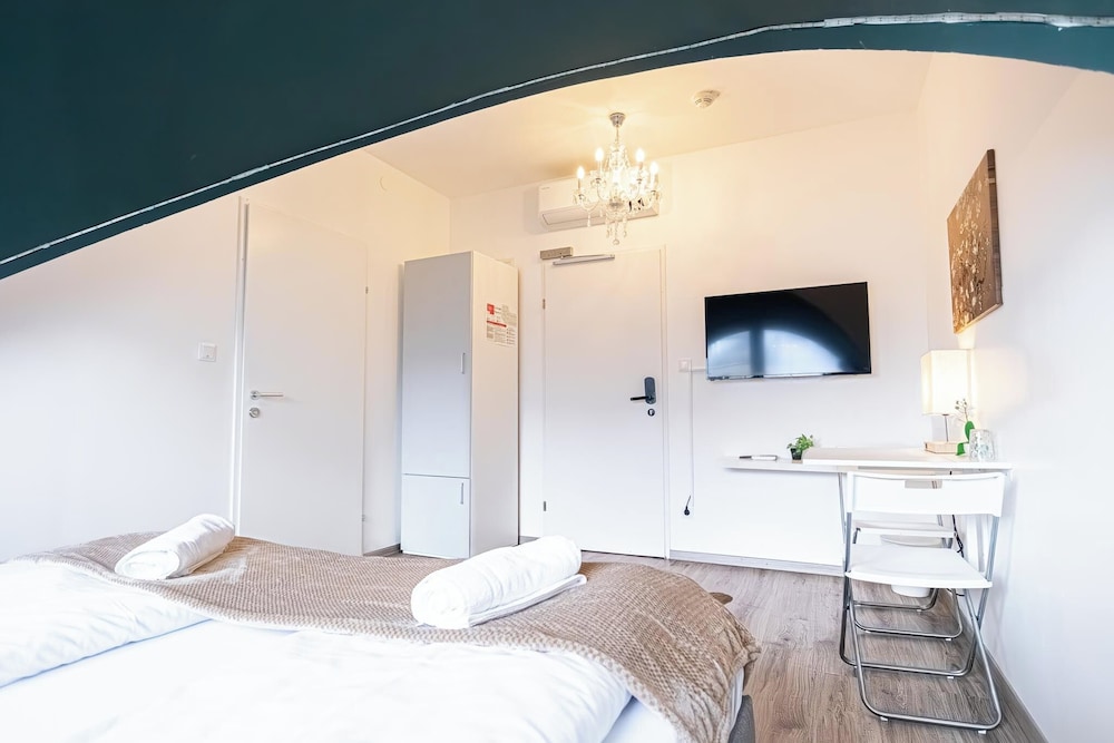 Stunning 12BR Floor For 24 People