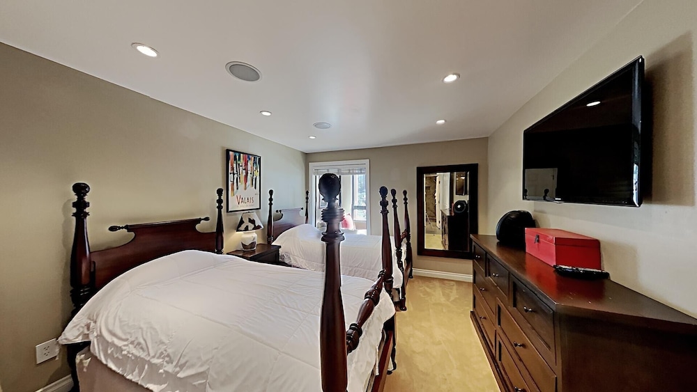Beautiful 2 Bedroom Condo with Amazing View! Spacious Layout and Great Location! by RedAwning view 3