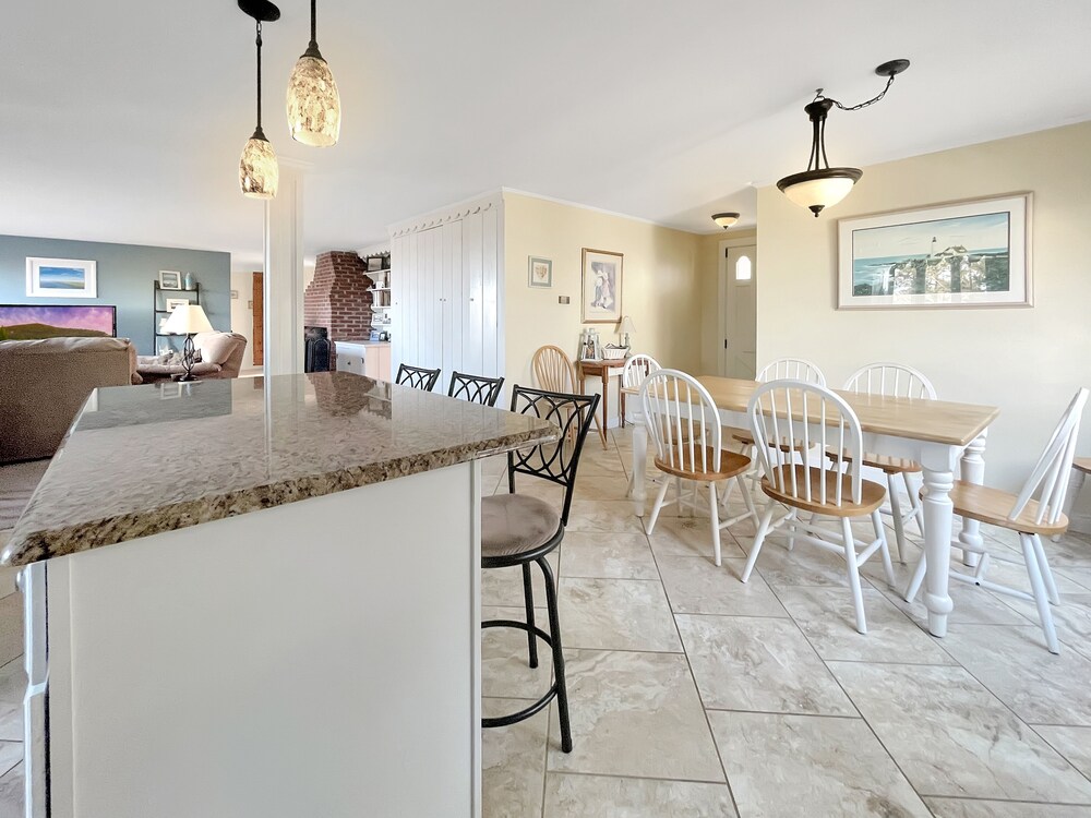 Footbridge Hideaway - Q967 A Spacious Home Very Near To The Fabulous Footbridge Beach Entrance 4 Bedroom Home by Redawning - Property Image 8
