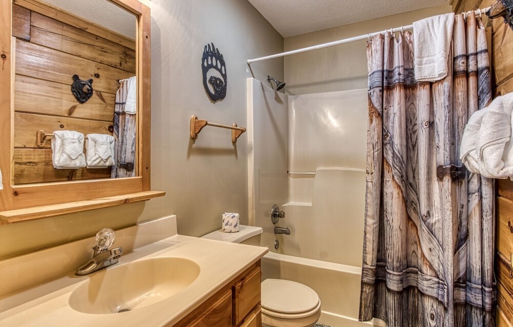 Er203 Living the Dream 4 Bedroom Cabin Close to Town by RedAwning view 5