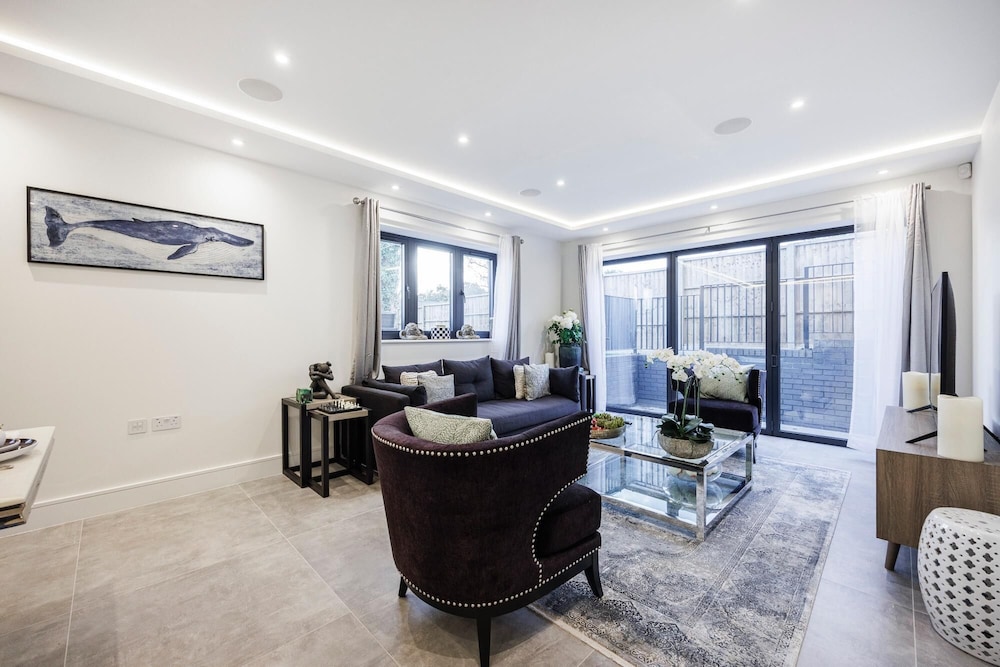 Lovely 4 Bedroom Home In Buckinghamshire view 2