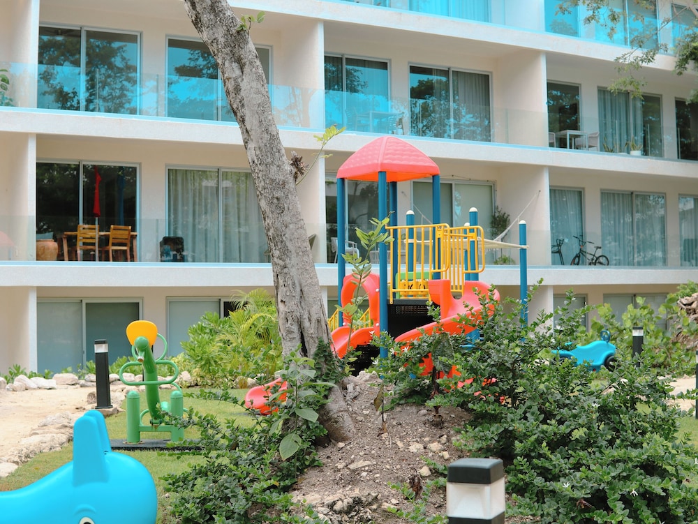 Stylish Playacar Condos w Balcony & Pool