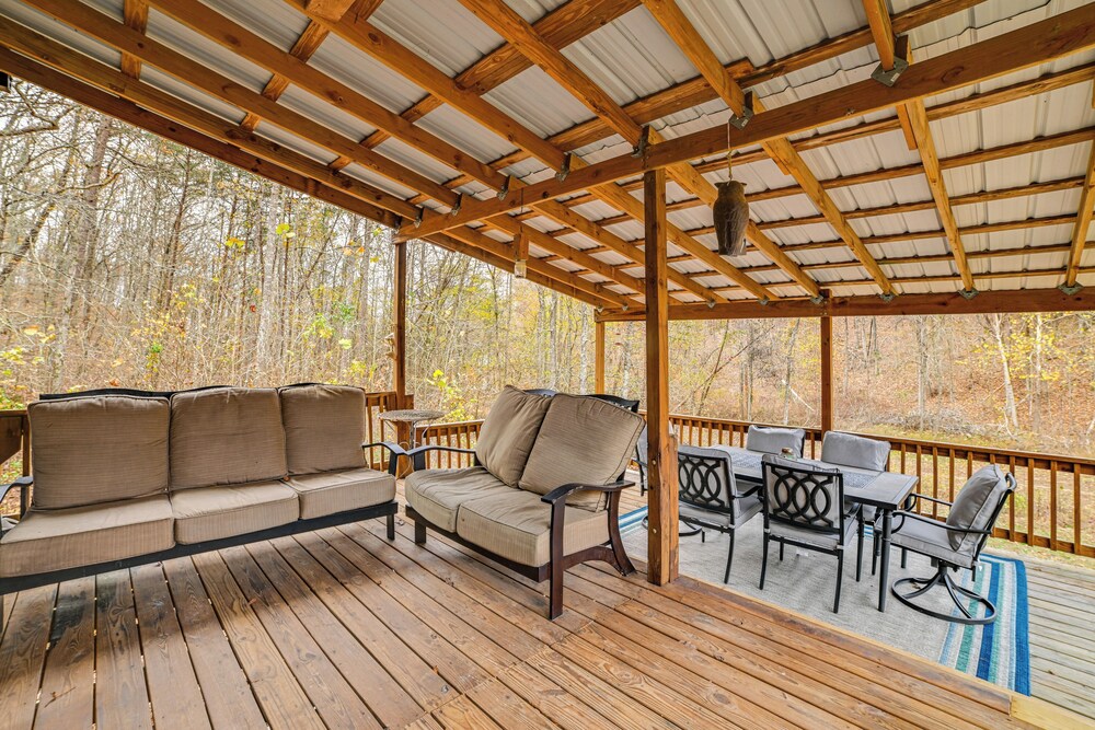 Steps to Kentucky Lake: Cozy Cabin w/ Deck!