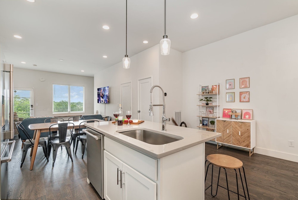 Jade - Private Patio and Balcony - Near Germantown