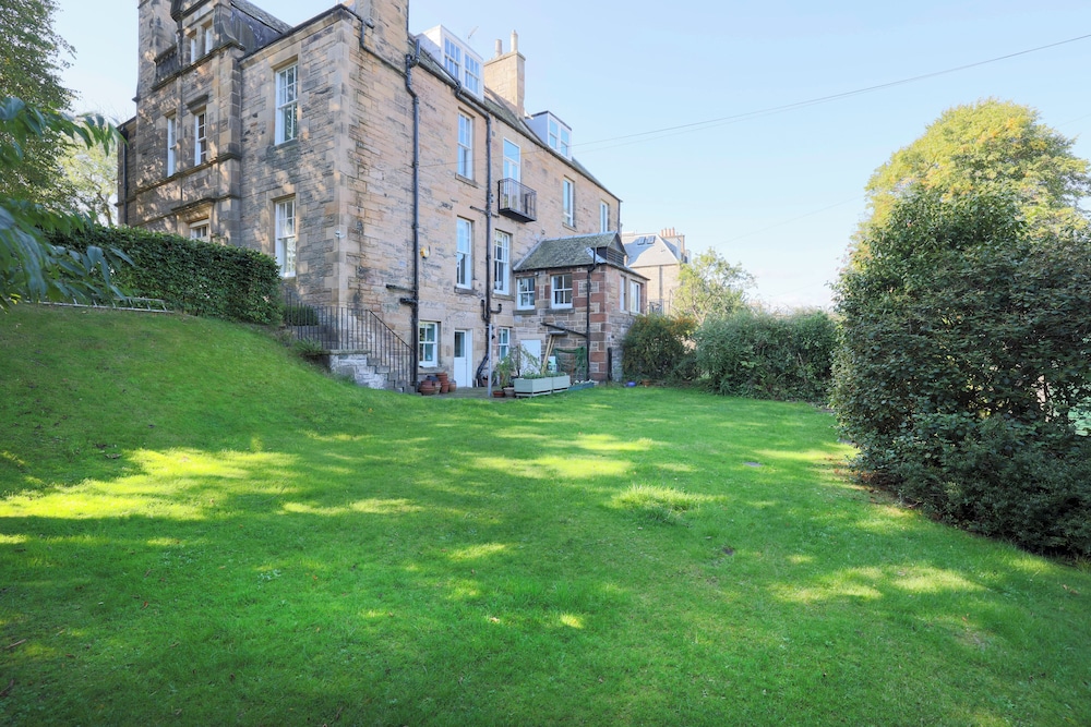 Delightful 3-bed Flat with Parking
