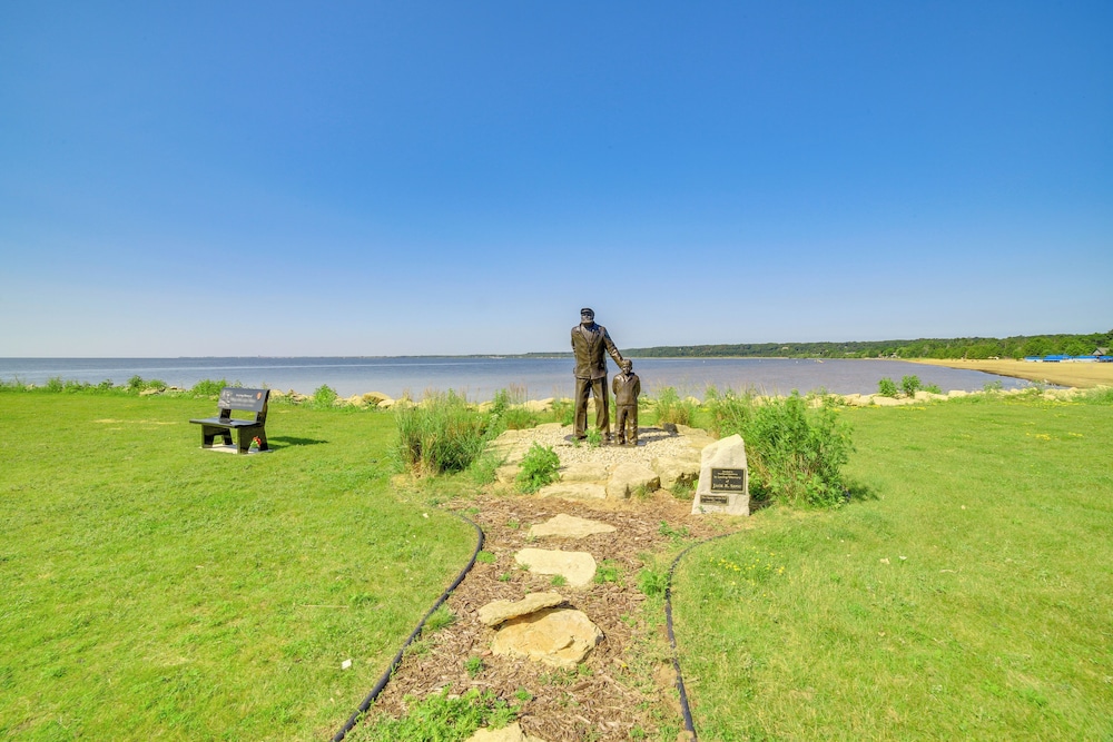 Walk to Waterfront: Michigan Retreat w/ Game Room