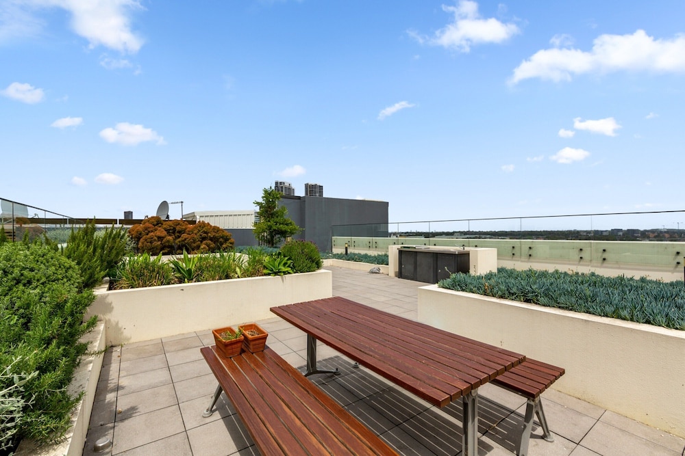 Luxe 2-bed: Modern Interiors, Balcony & BBQ Area