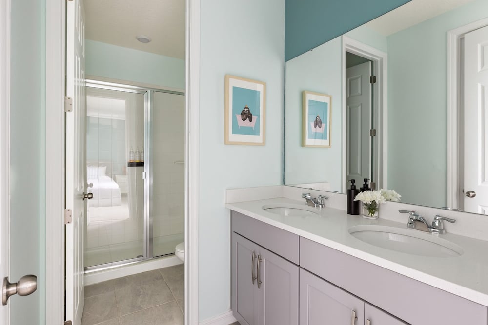 Coconut Breeze Resort Home Near Parks 25 Guests Located in Solara Resort