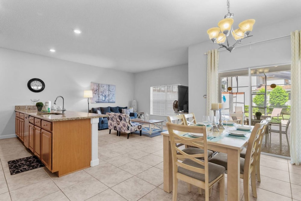 Amazing 4bdr Near Parks w Pool