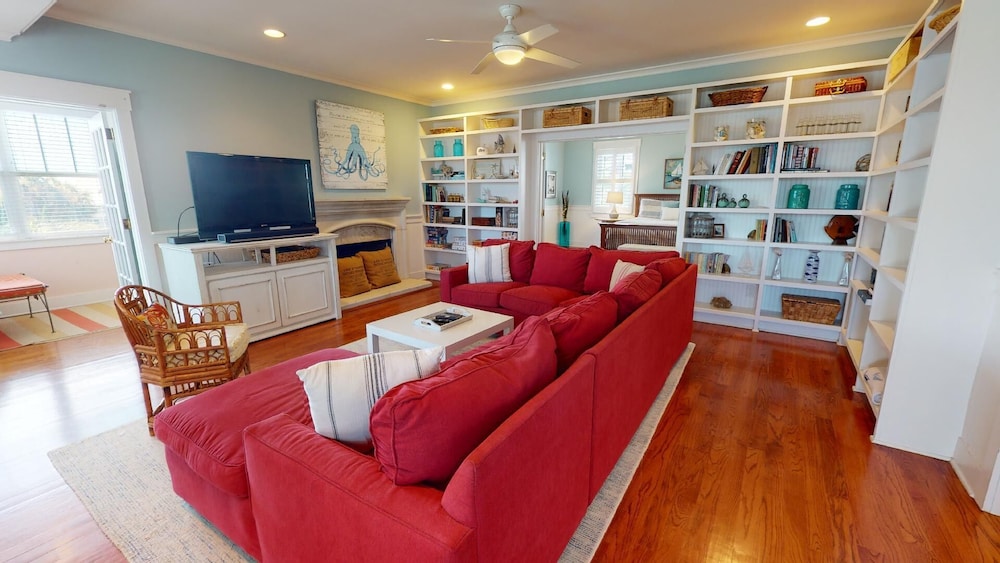 Thirst N' Howl by Tybee Vacation Rentals