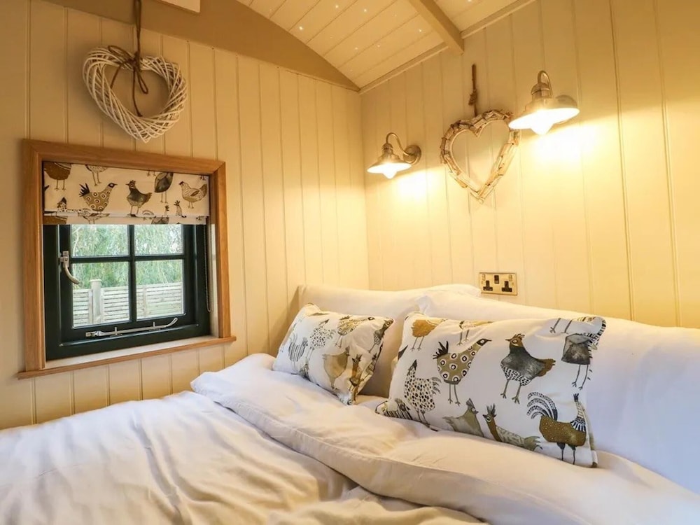 Shepherd's Hut- Hot Tub- Wellness Spa- Wood Burner