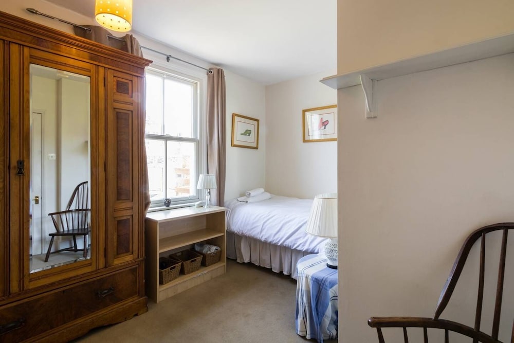 Traditional 5 Bed Family Home Near theTube