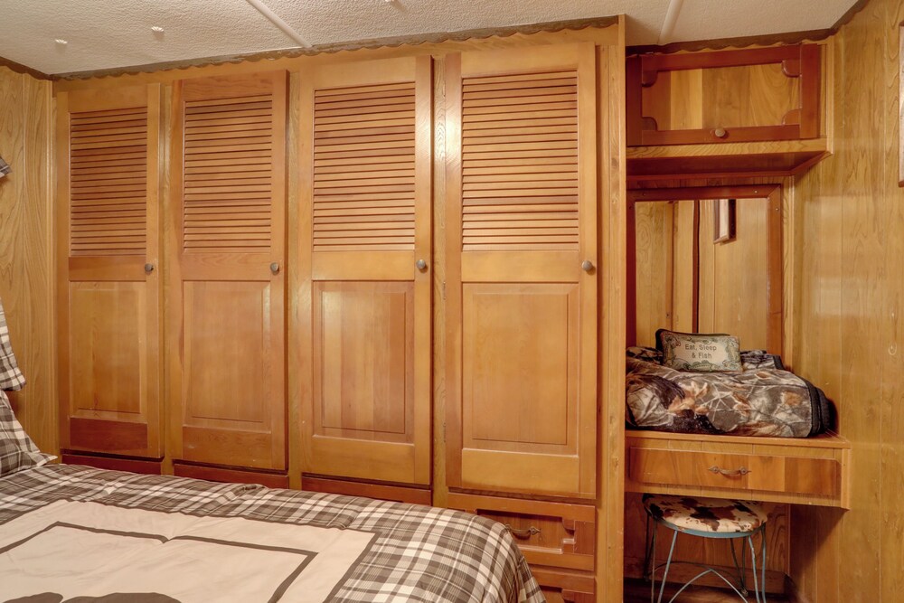 Greers Ferry Lake Escape: Cabin w/ Pool Access